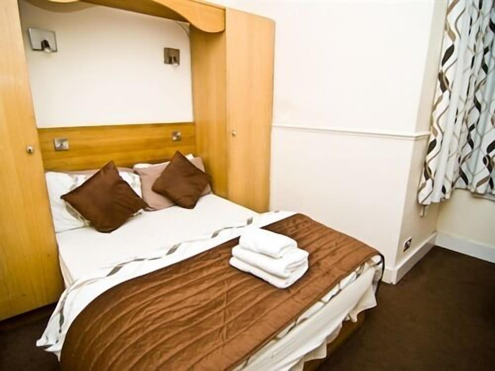 Skylark B &amp; B 21/57
