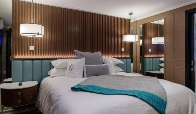 Suite, Bay View