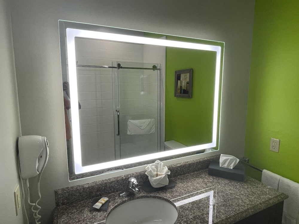 غرفة عائلية ثلاثية بسريرين كوين، La Quinta Inn Suites Raymondville 8/10