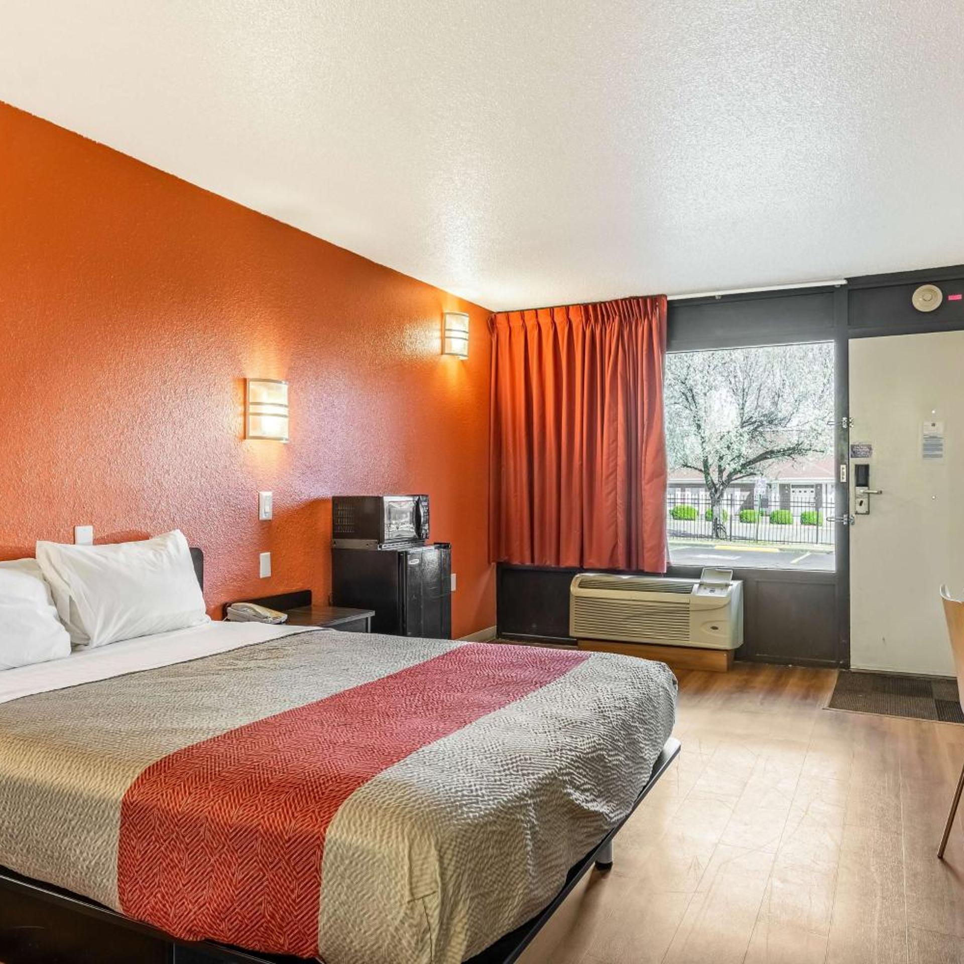 1 Queen Bed - ADA/RI Shower/Non-Smoking