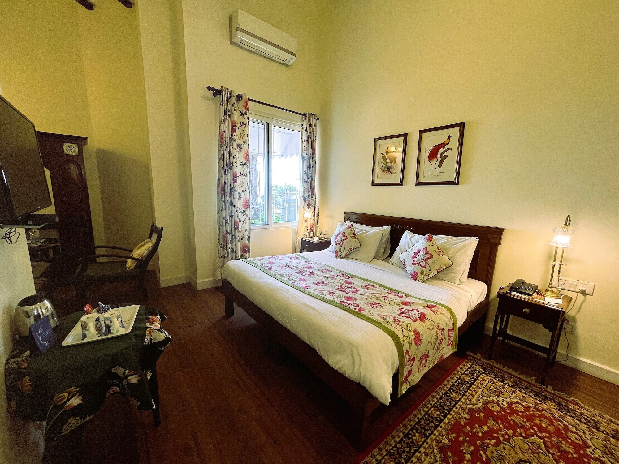 SUPERIOR, QUEEN BED