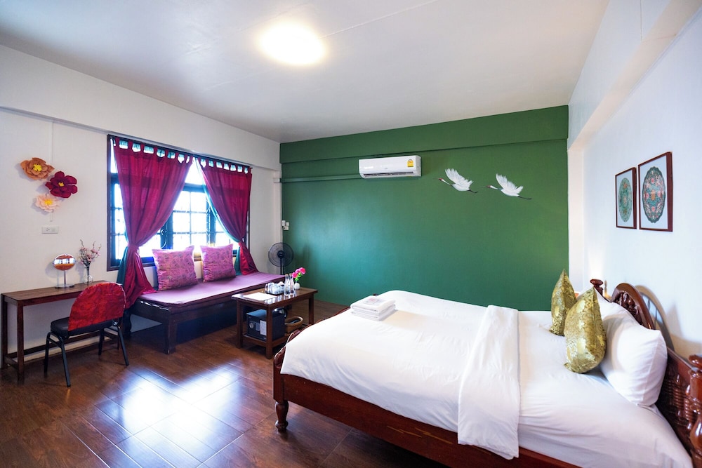 ROOM, DOUBLE BED, SHARED BATHROOM