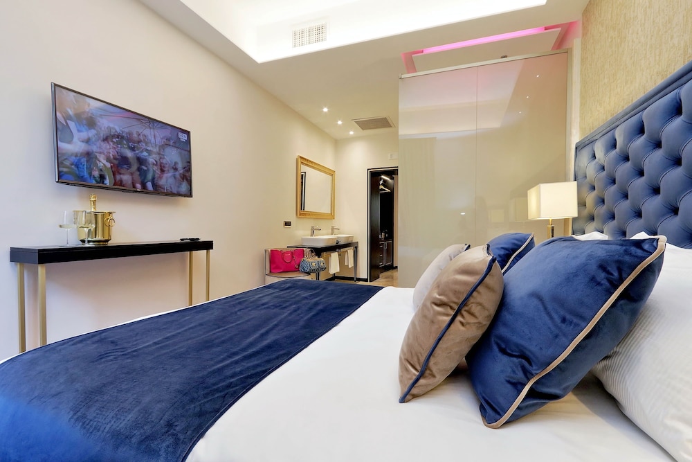 Spanish Diamond Luxury Suites & Jacuzzi 10/39