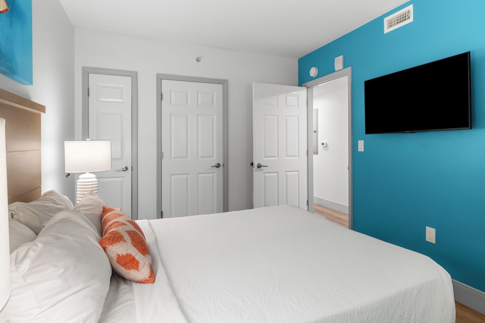 3 Bedrooms, Condo, Deluxe, King Bed, 3 Queen Beds, Ocean Front, Sofa