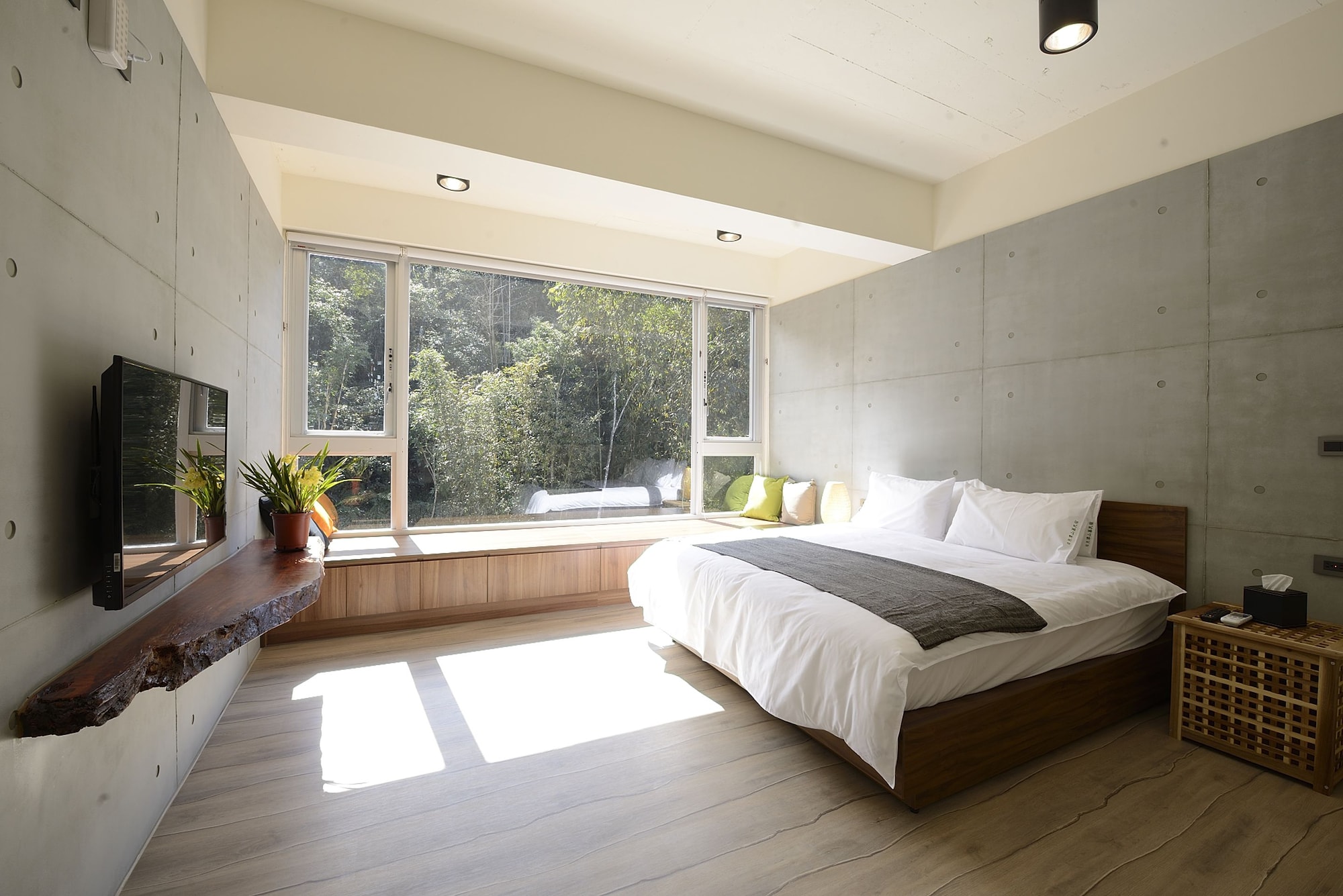 DELUXE, KING BED