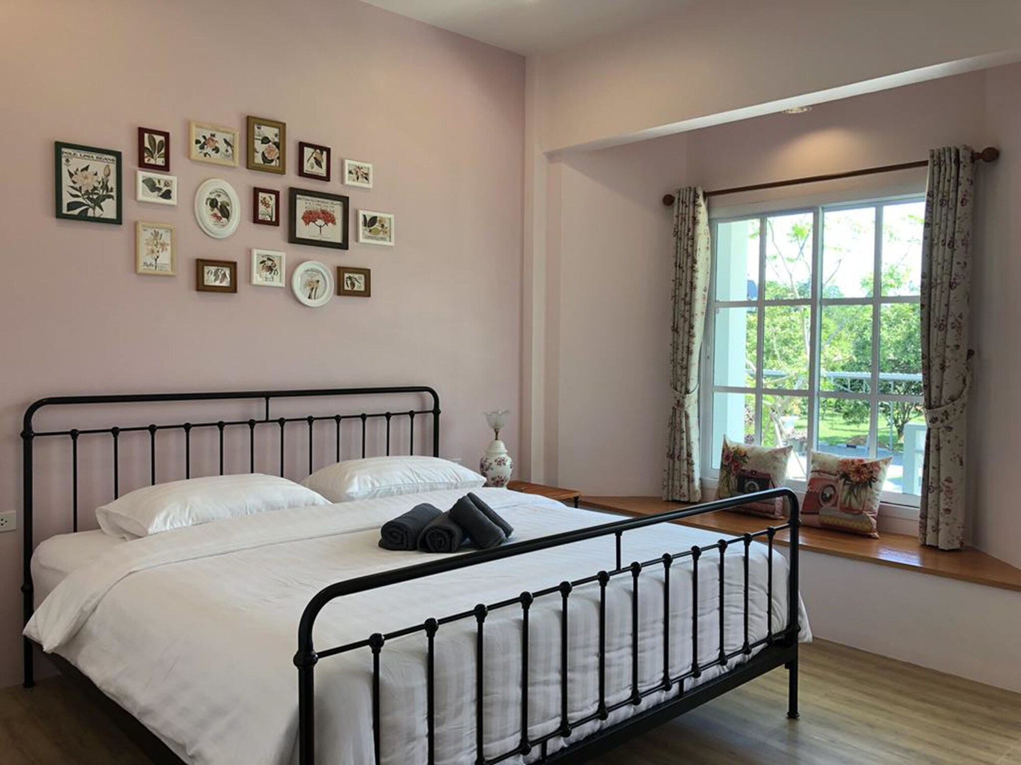 ROOM, KING BED