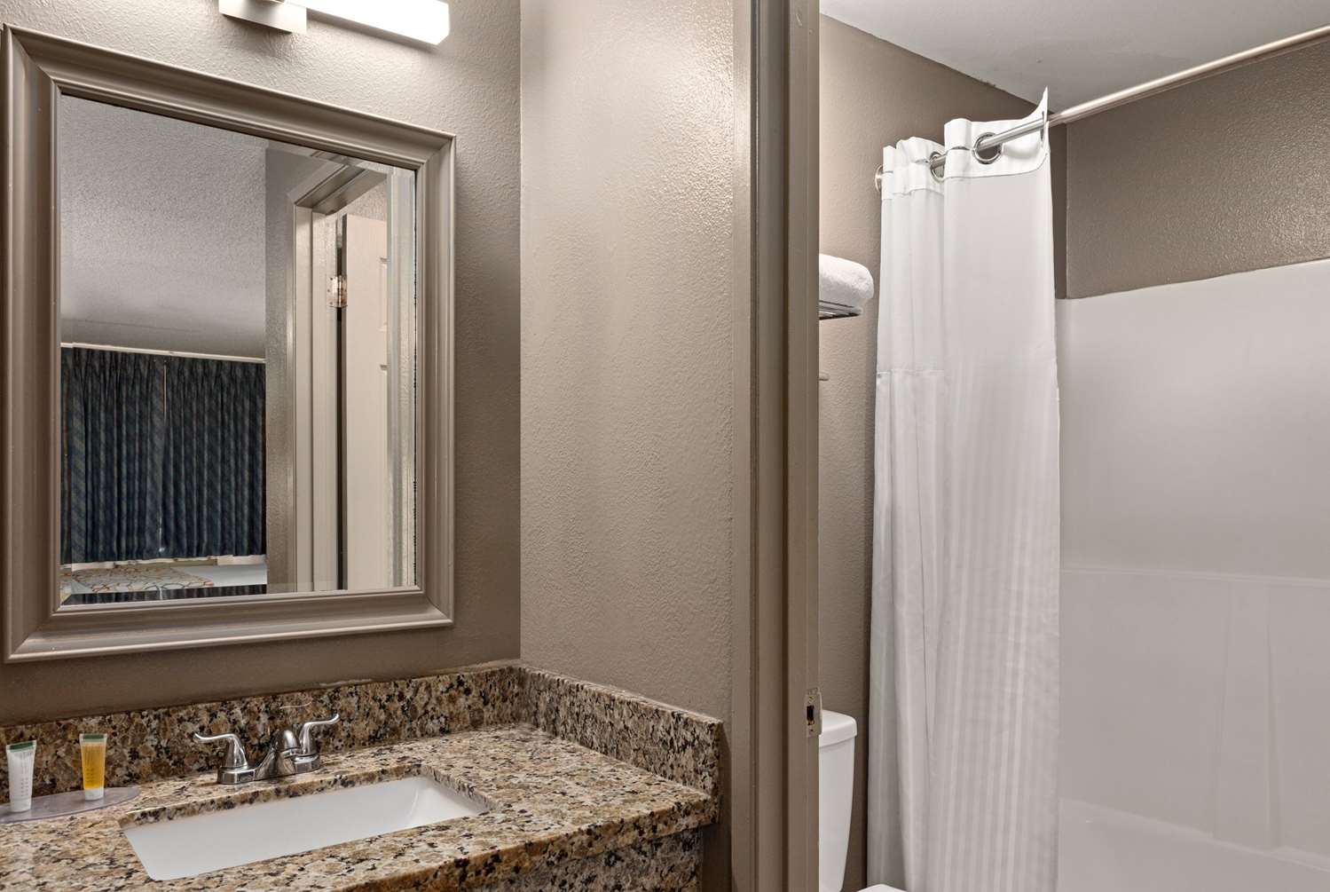 Days Inn by Wyndham Lakewood South Tacoma 58/67