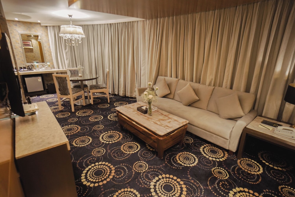 The Peninsula Grand 45/68
