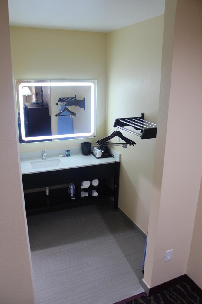 Express Inn & Suites - Bush Airport 16/34
