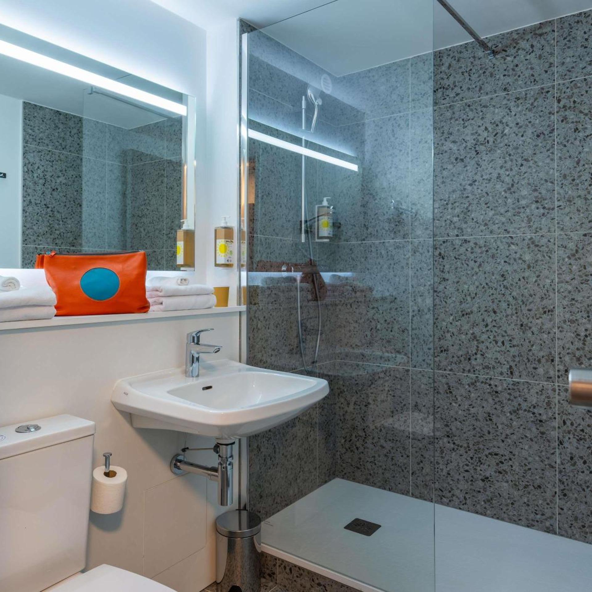 Pop, Smart, Double Bed، greet Hotel Chatellerault 5/5