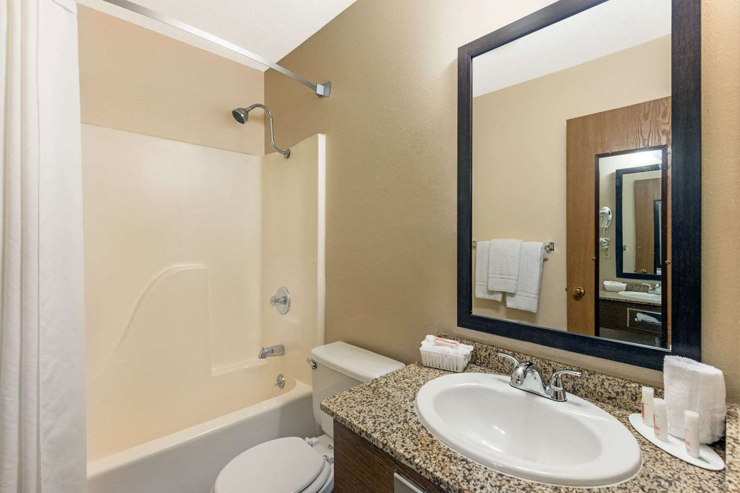 Super 8 by Wyndham Poplar Bluff Missouri 5/6