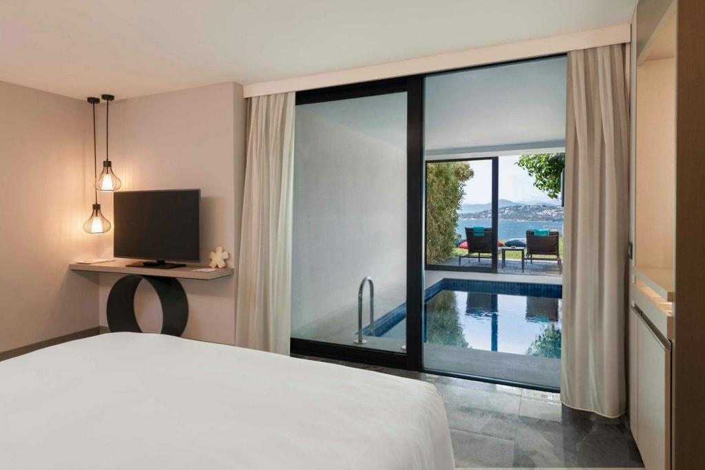 Interior, Pool, Suite, King Bed, Sea View, Balcony