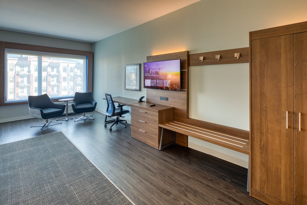 Holiday Inn Express & Suites Charlotte - South End 51/73