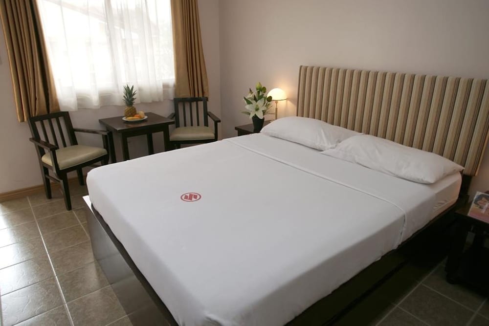 Suzuki Beach Hotel 14/23