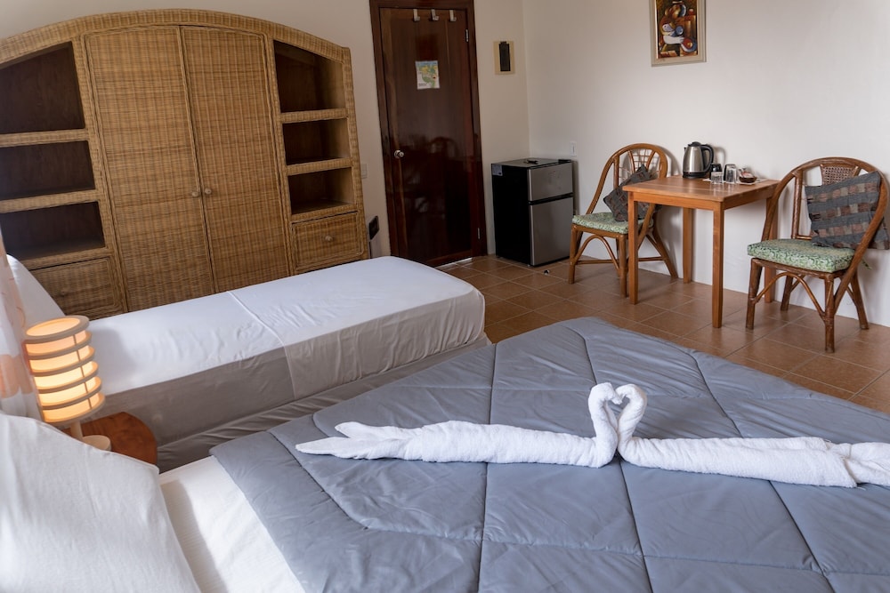 1 Bedroom, Bungalow, 1 Queen and 1 Single Bed, Garden Area، Quo Vadis Dive Resort 4/9