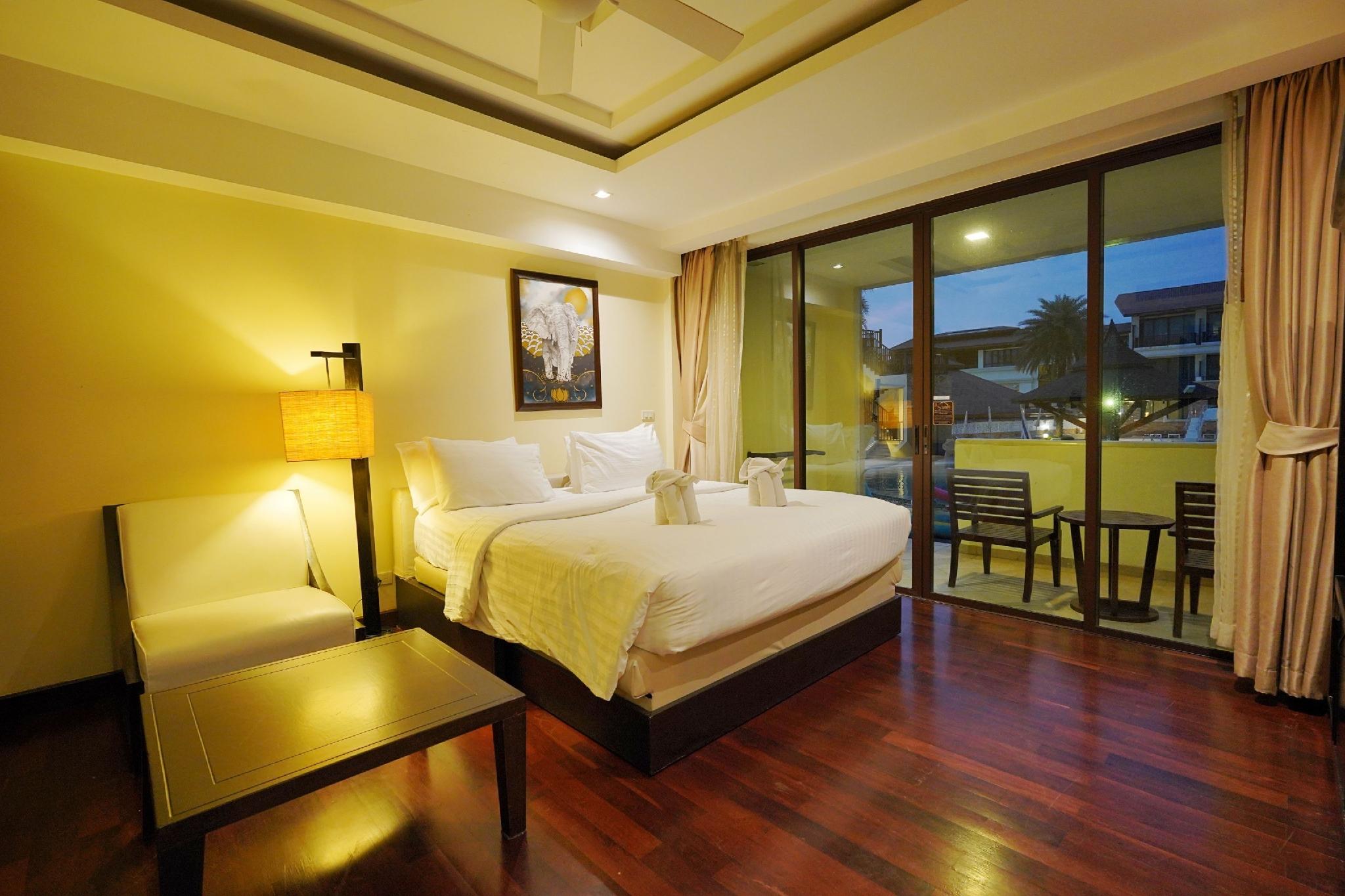 Family Suite, 2 King Beds, Hill Side