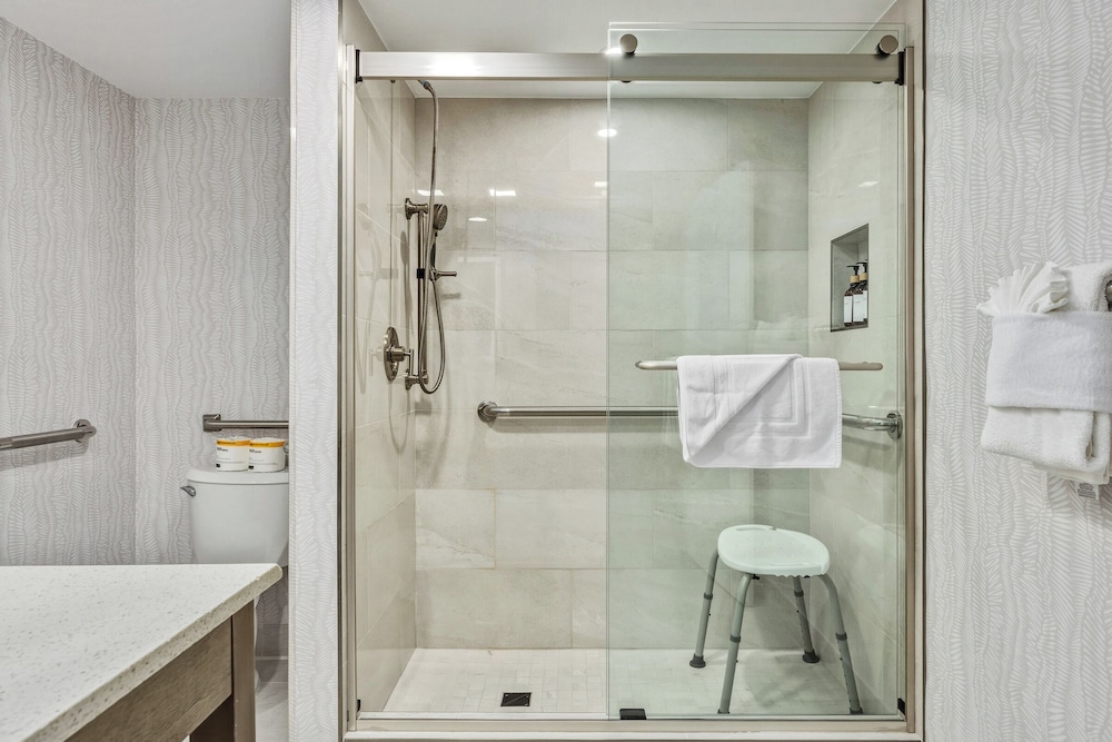 456 Embarcadero Inn Suites 76/77