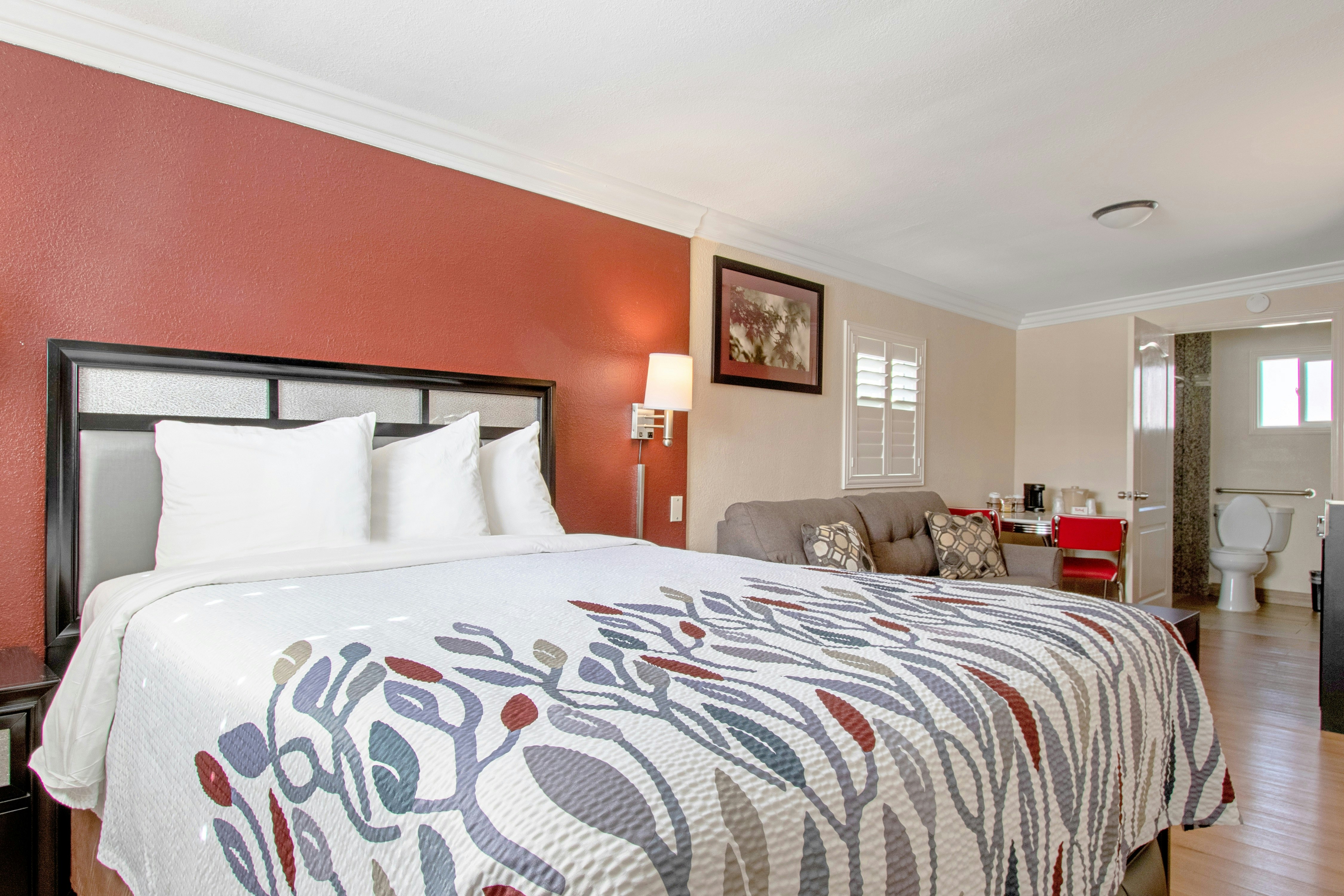 SUITE, KING BED, KITCHEN