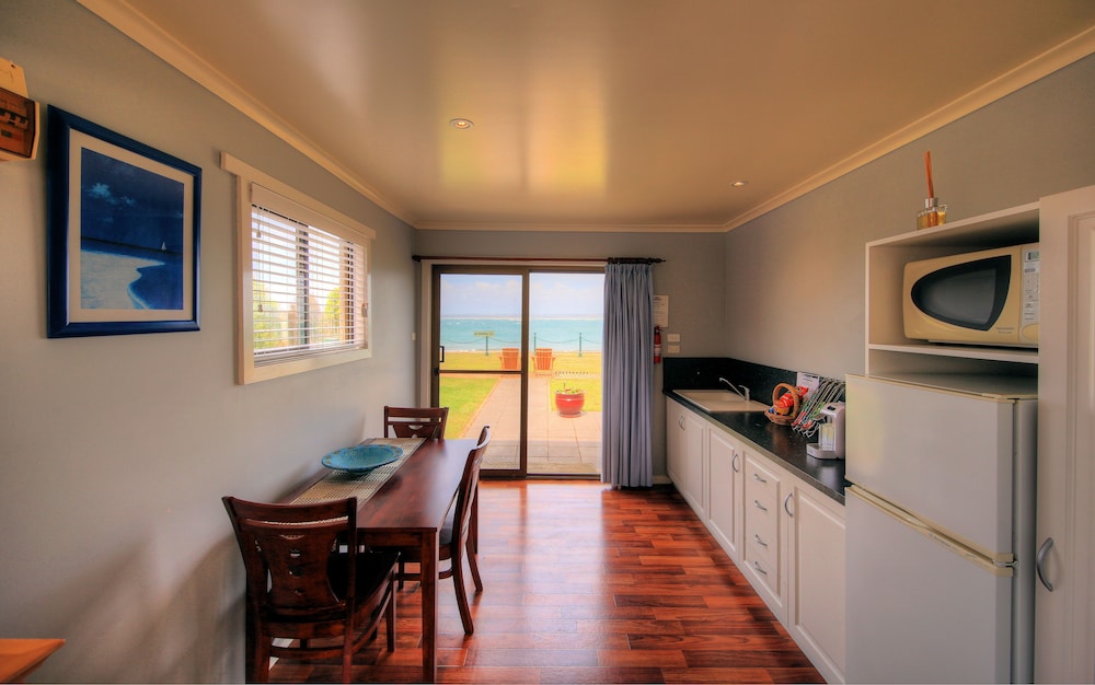 STANLEY VILLAGE WATERFRONT ACCOMMODATION 50/70