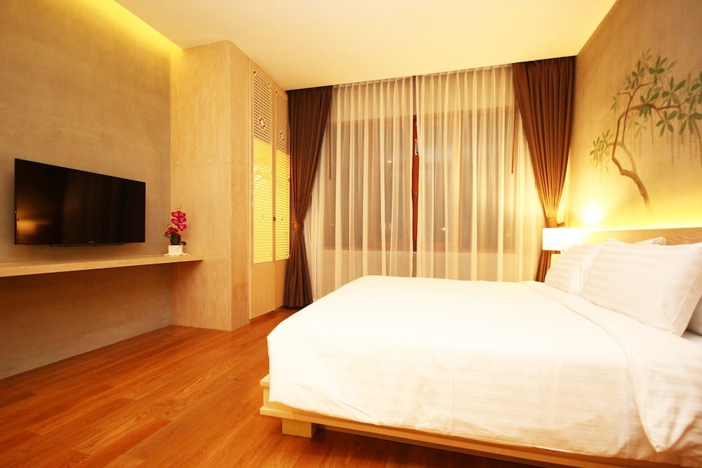 Chu Hotel 25/77