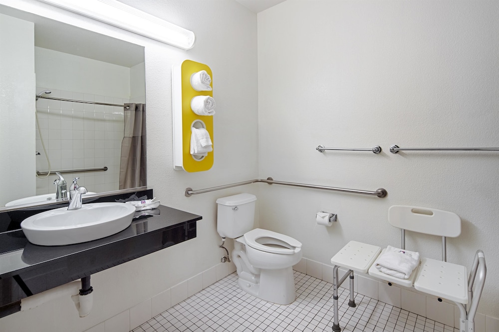 Motel6 Anchorage, AK - Midtown 37/39
