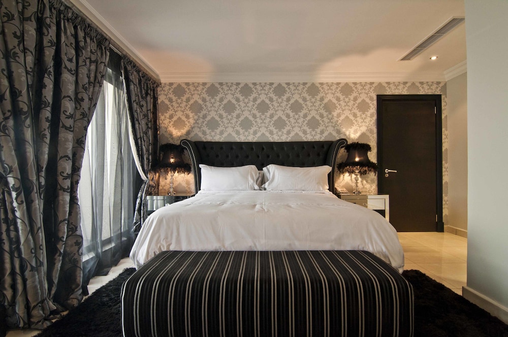 Leola Suites 12/37