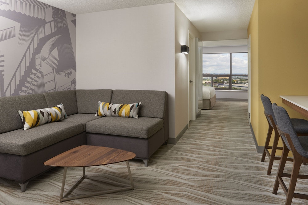 Hilton Toronto Airport Hotel & Suites 37/79