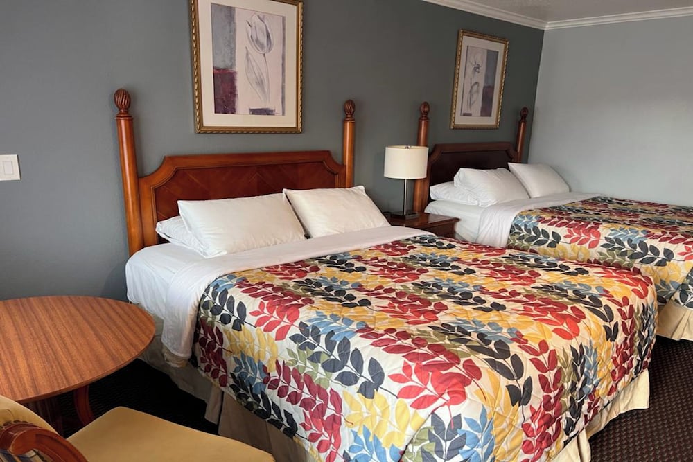 STANDARD, 2 QUEEN BEDS