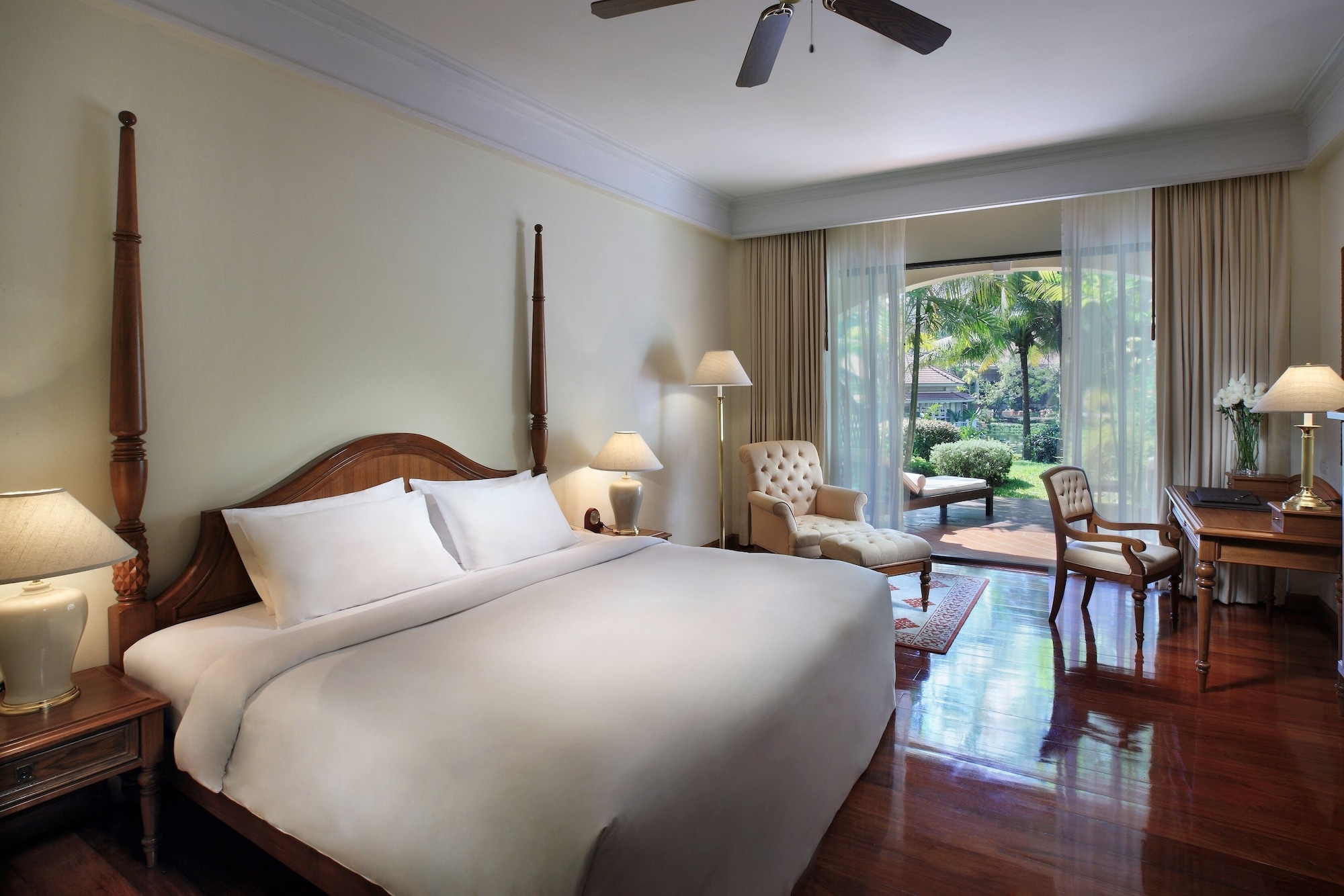 Junior Suite, King Bed, Club Lounge Access