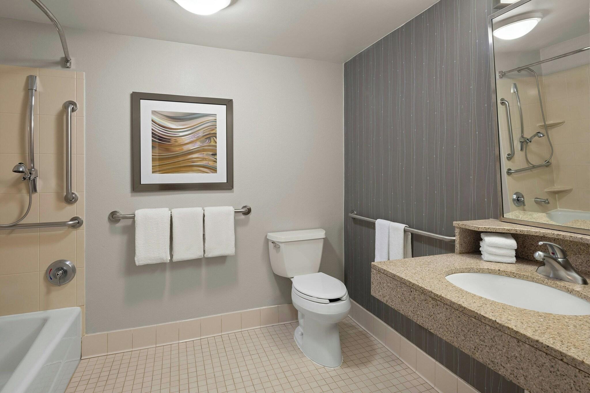 غرفة بسرير كينج لذوي الإعاقة، Courtyard Rockford 3/5