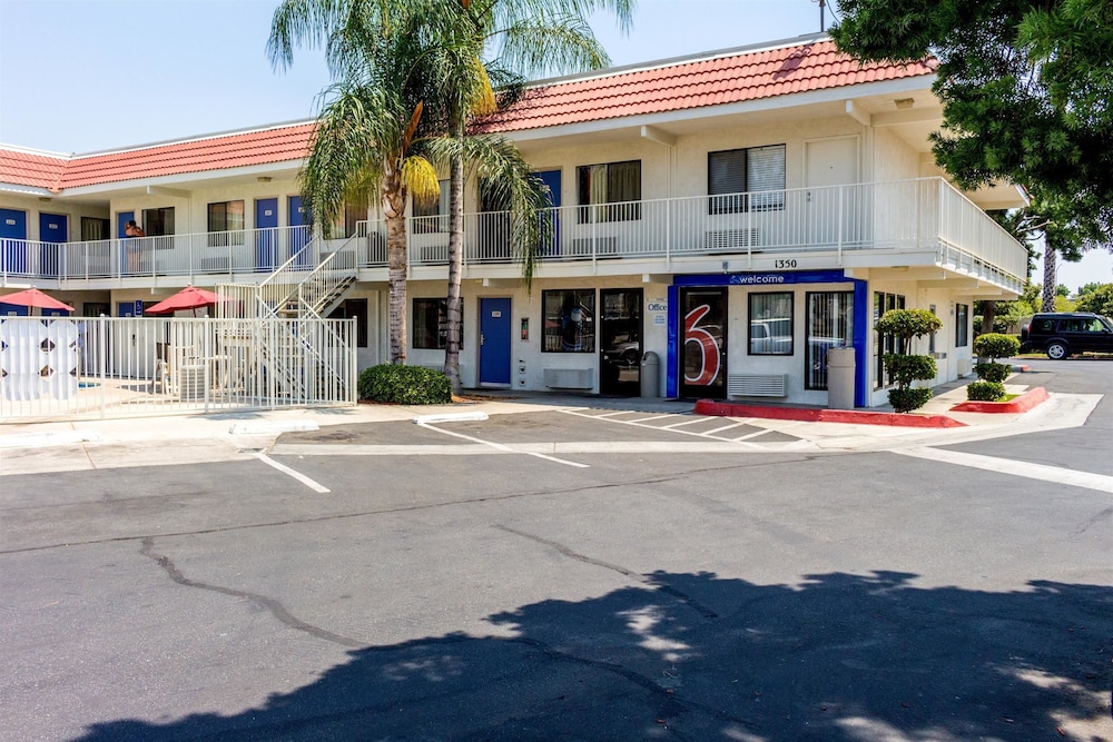 Motel6 Bakersfield, CA - Convention Center 30/37