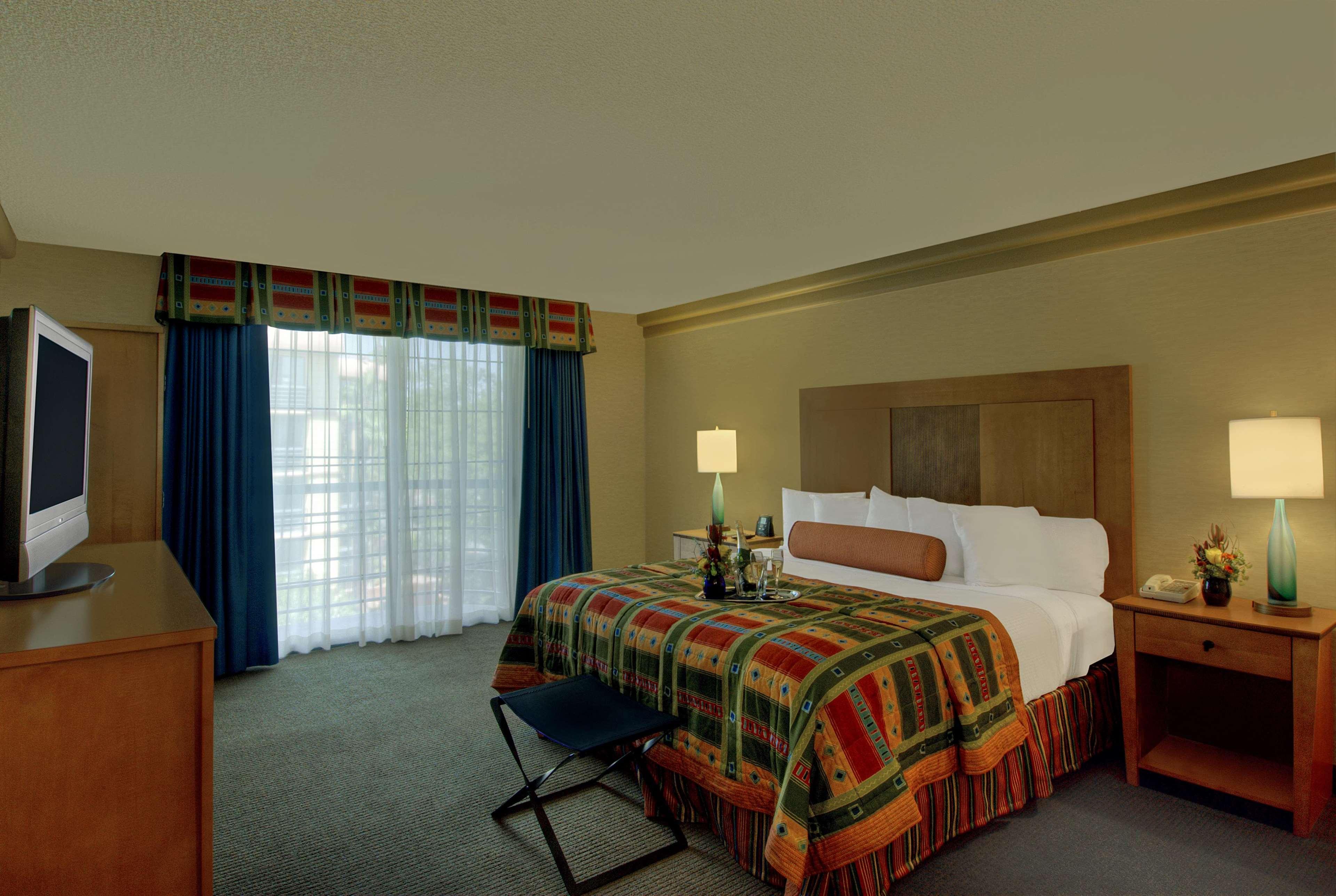 2 ROOMS, SUITE, KING BED