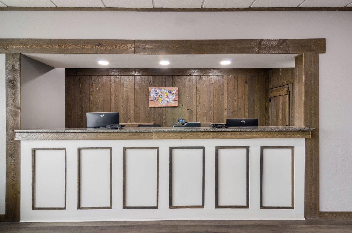 Econo Lodge Scottsbluff, NE 7/35