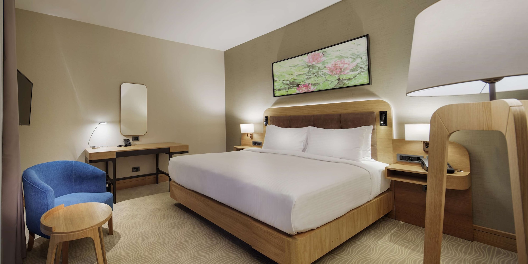 DELUXE, KING BED