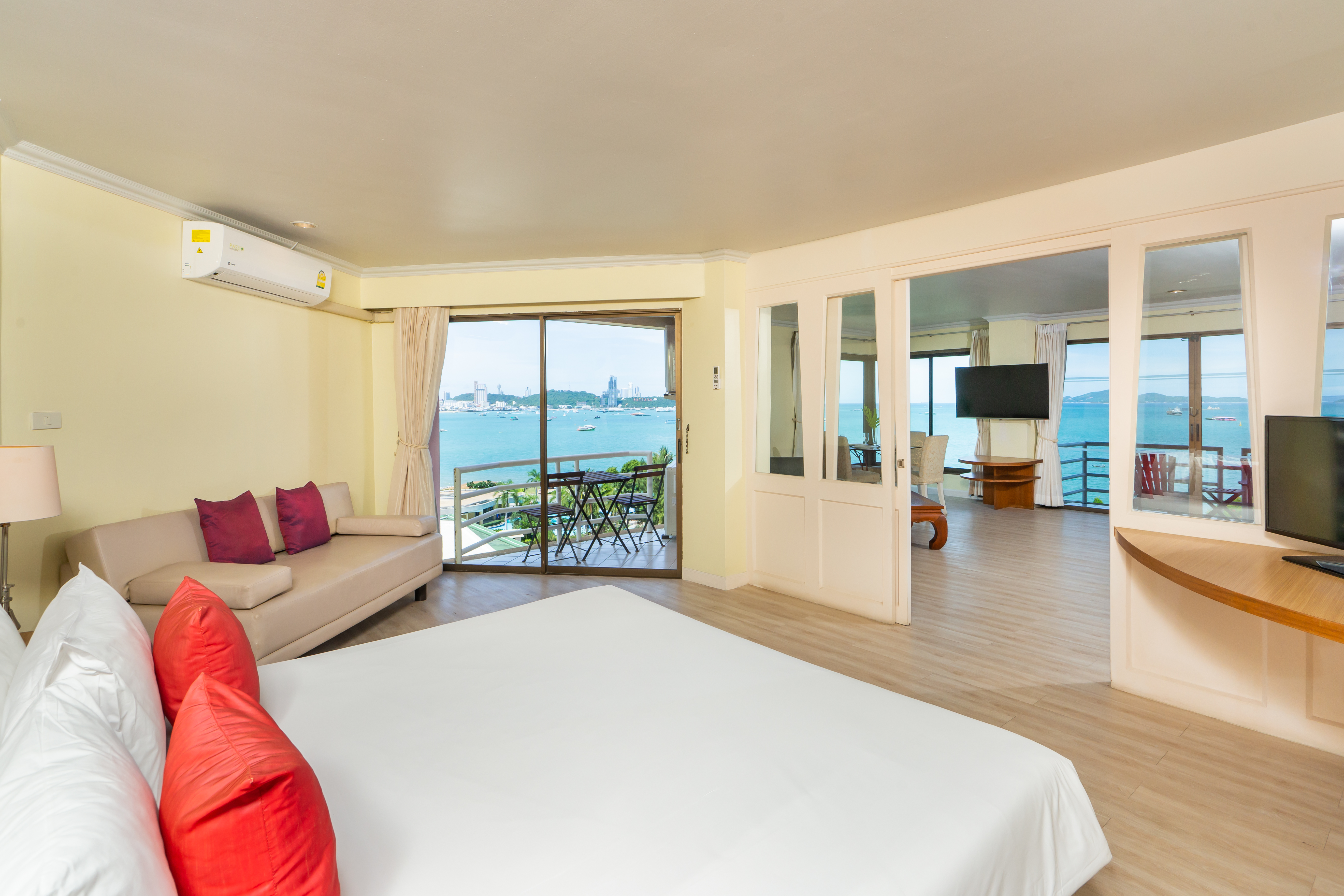 PANORAMIC SUITE.