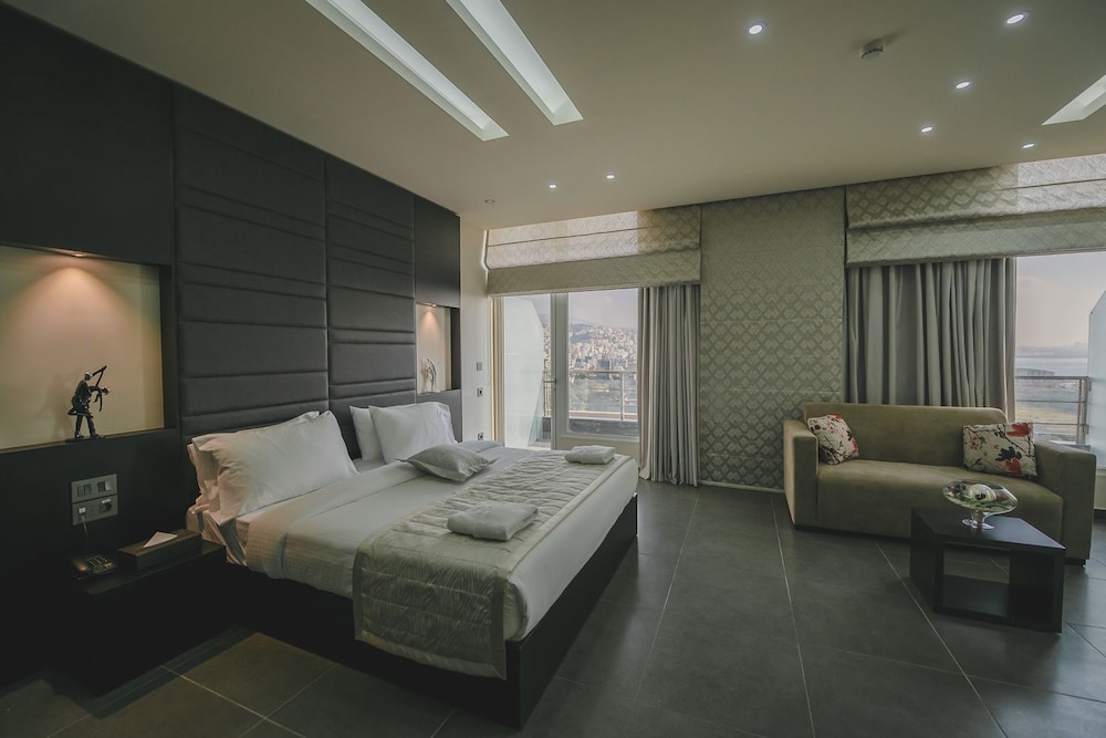 Louis V Hotel 12/68