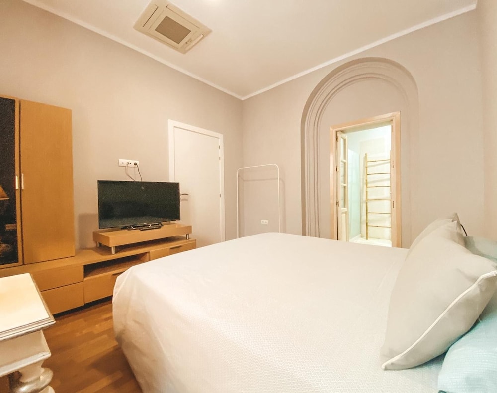 Apodaca Rooms 6/33