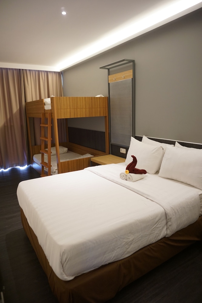 DELUXE, KING BED, CITY VIEW