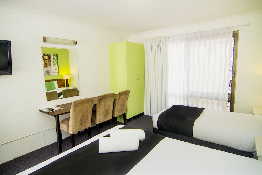 CRESCENT MOTEL 16/43