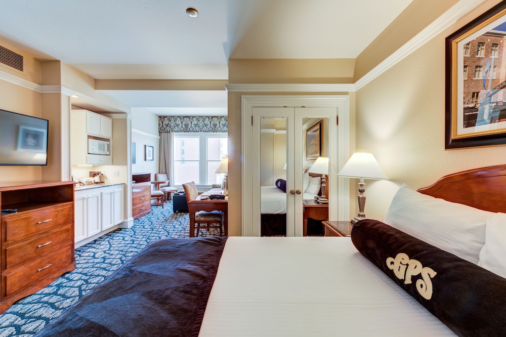 Gaslamp Plaza Suites 28/68