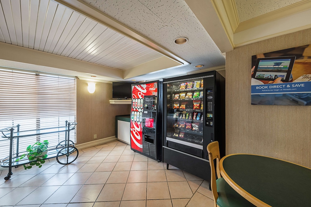 Motel6 Grand Prairie, TX - Interstate 30 39/51
