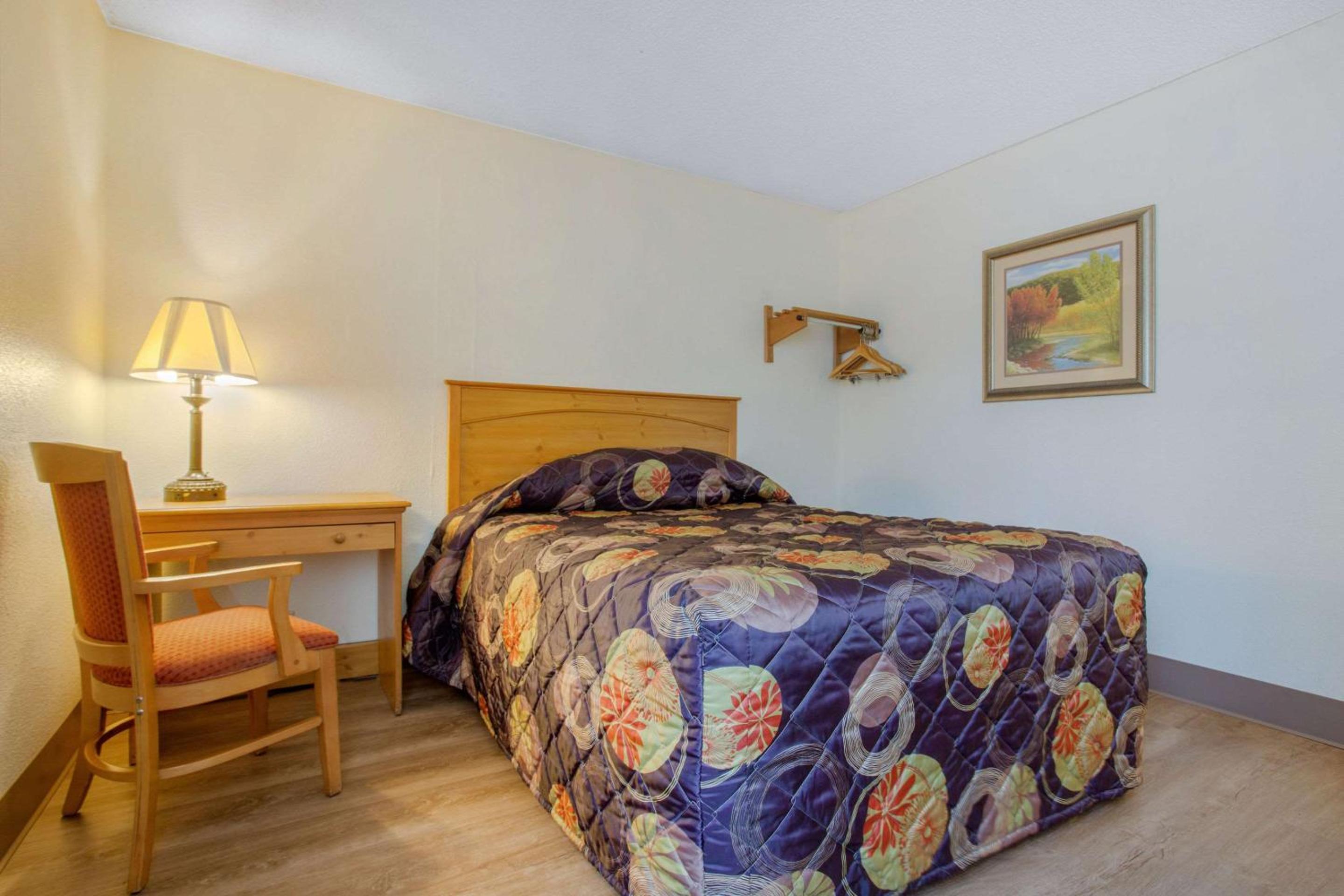 غرفة قياسية بسرير كوين للمدخنين، Rodeway Inn Asheville NC 3/7