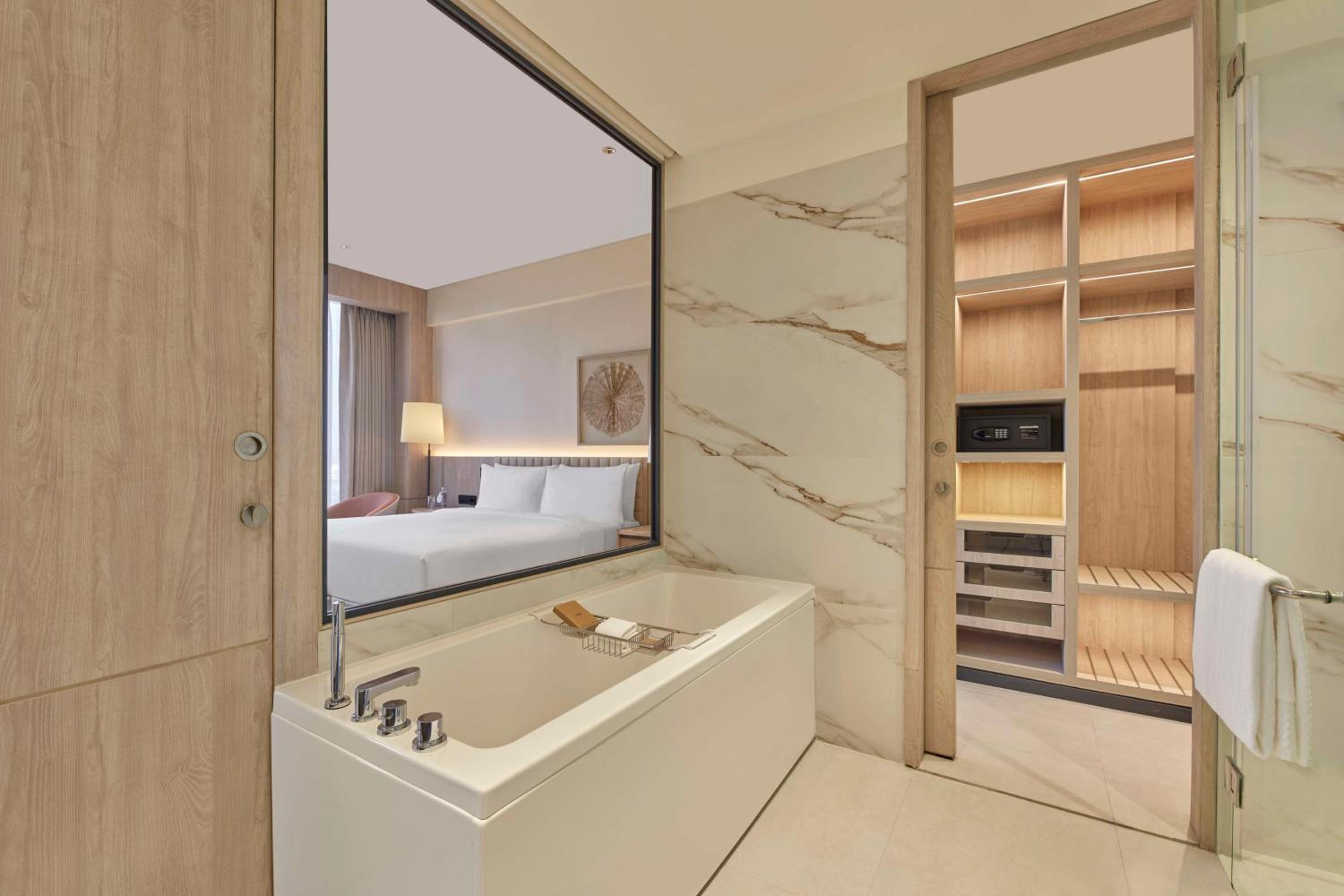 Premium, Suite, King Bed, Balcony, Lounge Access, Hilton Gurugram Baani City Centre 3/4