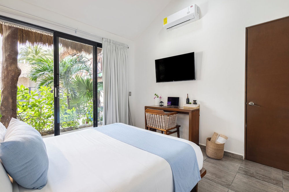 DELUXE, SUITE, QUEEN BED, POOL VIEW, PRIVATE BATHROOM