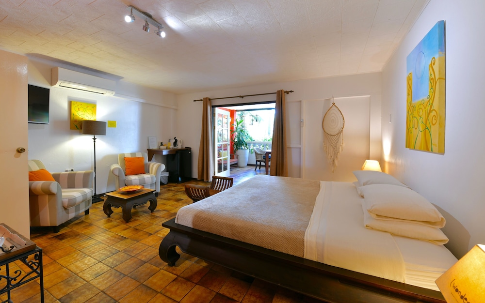 DELUXE, KING BED