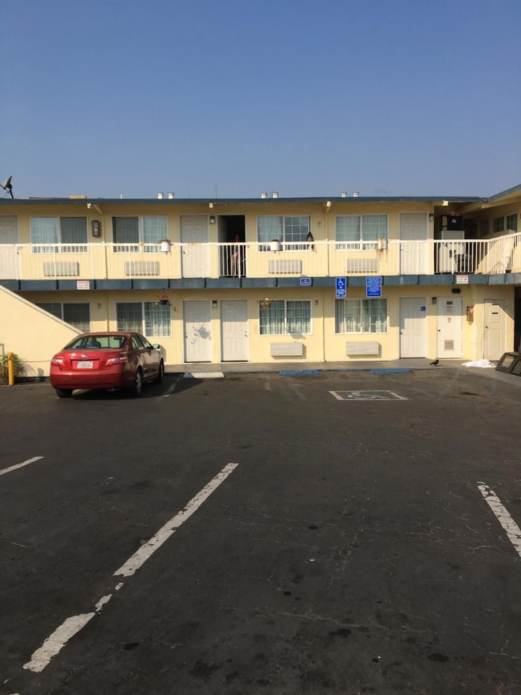 Economy Inn Monterey 29/31