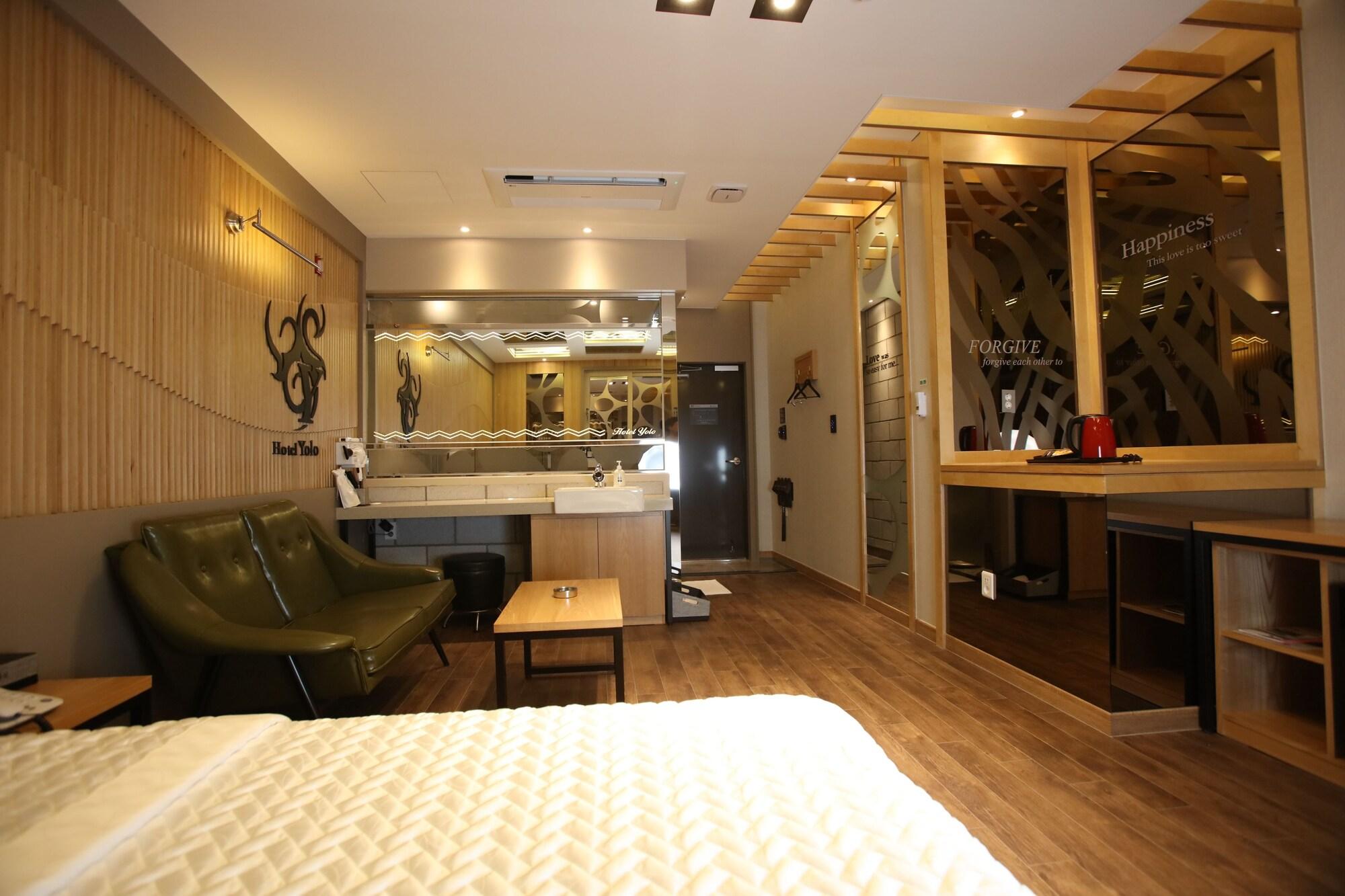 Hotel Yolo 49/53