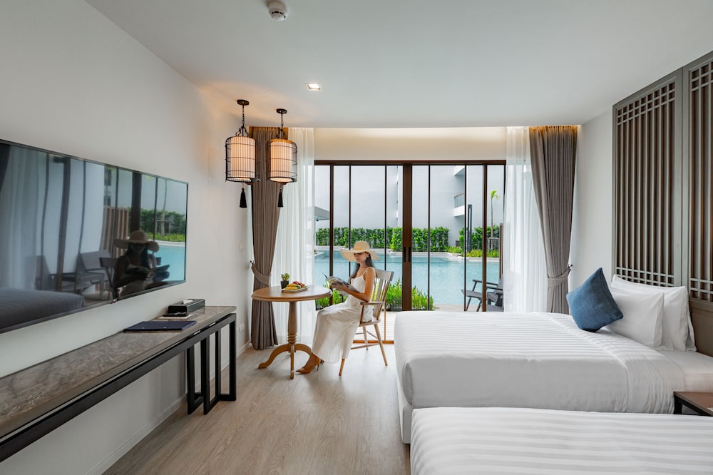 Deluxe, Twin Beds, Pool Access
