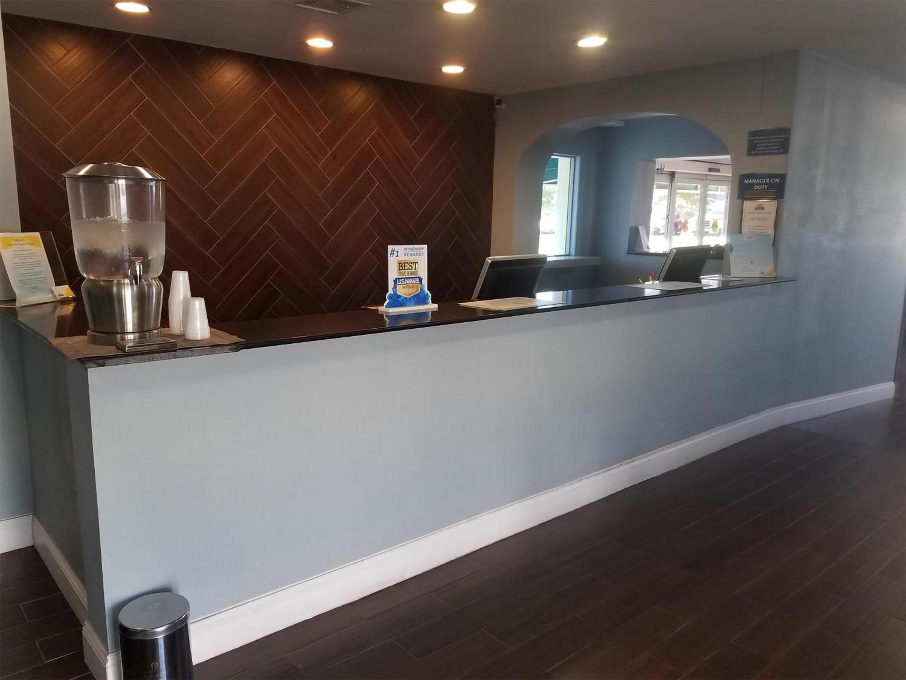Sky-Palace Inn & Suites Wichita East thumb 3