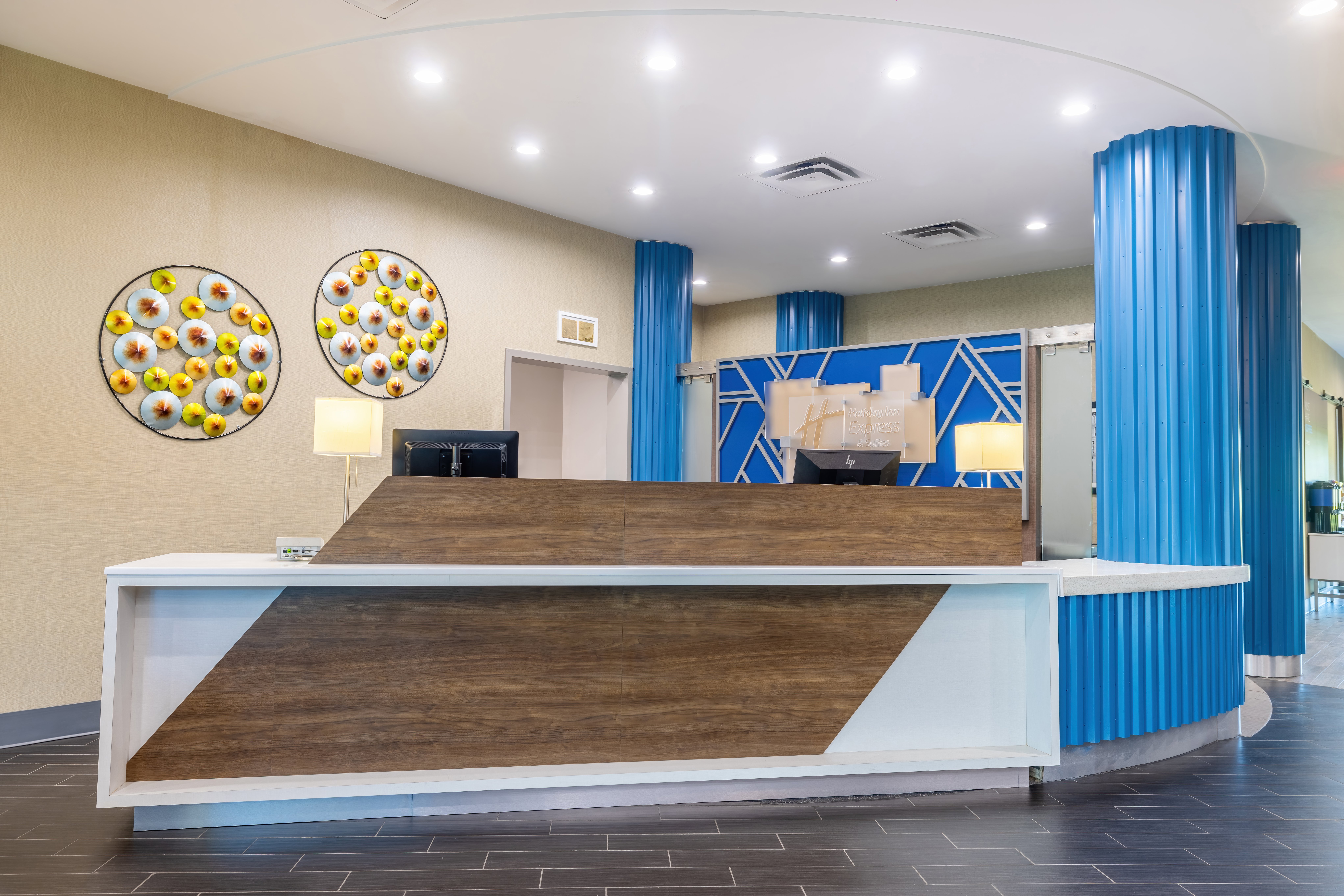 Holiday Inn Express Hotel Suites Kansas City Airport 11/72